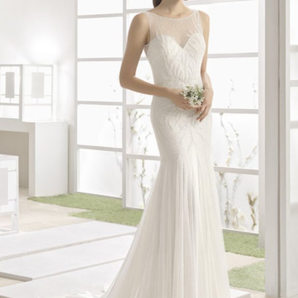 Fit and flare, illusion neckline, ivory, lots of beads - Picture 5 of 5